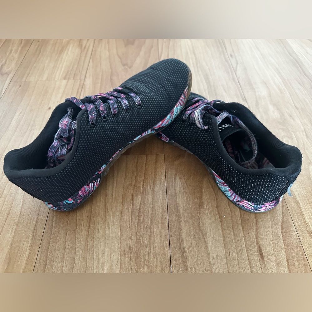 Black tropical Nobull women size 8 cute and comfy